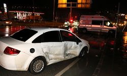 Ambulans, iki otomobile çarptı