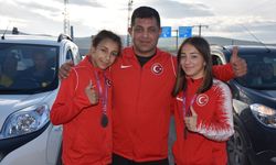 Afyonkarahisar'da belde halkı kadın güreşçilerin "gümüş madalyaları"nı kutladı