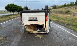 Kayseri'de bir kargo şirketine ait aracın devrilmesi sonucu 3 kişi yaralandı