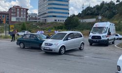 Sivas'ta çarpışan iki otomobildeki 3'ü çocuk 5 kişi yaralandı