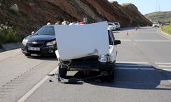 Sivas'ta iki otomobilin karıştığı kazada 3 kişi yaralandı