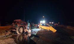 Çorum'un Alaca ilçesinde traktörle ticari taksinin çarpıştığı kazada 3 kişi yaralandı.