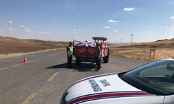 Yozgat İl Jandarma ekiplerinden traktör sürücülerine üçgen reflektör 