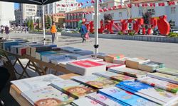 Yozgat Cumhuriyet Meydanı'nda kitap standı açtılar!