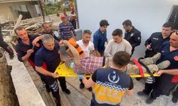 Ahşap evini yıkmak isterken altında kaldı