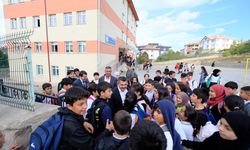 Akdağmadeni Belediye Başkanı okul ziyaretlerini sürdürüyor