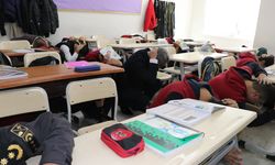 Yozgat'ta çocuklar masaların altına saklandı! Okul anında boşaltıldı