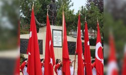 Yozgat'ta öğretmenler ve öğrenciler Başöğretmen Atatürk anıtının önünde toplandılar!