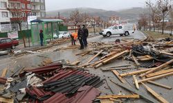 Yozgat Valiliği fırtınanın kente verdiği zararı açıkladı: 40 ila 90 kilometre hızla rüzgar estiği belirtildi