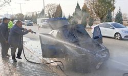 Yozgat'ta seyir halindeki otomobil alev aldı