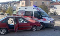 Ambulans ile otomobil çarpıştı: 1 yaralı