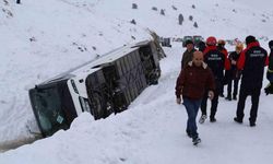 Kar yağdı kaza kaçınılmaz oldu: Cenaze yakınlarını taşıyan otobüs devrildi!