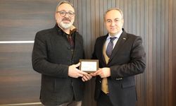 Genel Yayın Yönetmenimiz Kayhan'dan Bozok Üniversitesi Rektörü Yaşar'a anlamlı hediye!