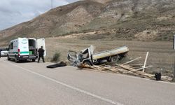 Devrilen kamyonetteki 1 kişi öldü, 2 kişi yaralandı