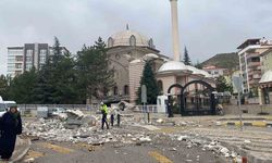 Cami minaresi fırtınaya dayanamadı yıkıldı!