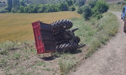 Traktör devrildi: Sürücüsü yaralandı!