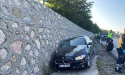 Otomobil istinat duvarına çarptı: 1 ölü, 4 yaralı!