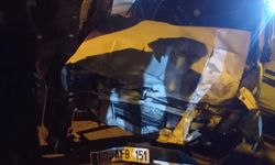 Kamyonetle çarpıştı.. Araç hurdaya döndü!