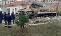 Akdağmadeni'nde freni patlayan tır kamu binasına çarptı!