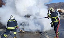 Seyir halindeki otomobil alev alev yandı