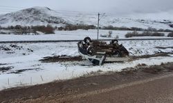 Komşuda kamyonet devrildi!