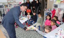 Arslan öğrencilere kitap hediye etti
