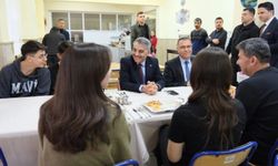 Vali Özkan öğrencilerle iftarda