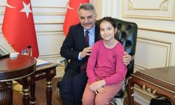 Yozgat Valisi Özkan genç öğrenciyle tanıştı