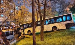 Freni boşalan otobüs parka daldı
