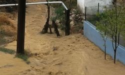 Sel fena geldi... Sağanak yolu nehre çevirdi!