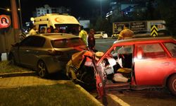 Otomobil kırmızı ışıkta bekleyen araca çarptı!