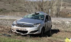 Devrilen otomobildeki 5 kişi yaralandı