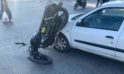 Otomobille çarpışan motosiklet sürücüsü yaralandı