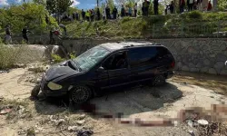 Otomobil kanala uçtu: 2 kişi yaralandı!