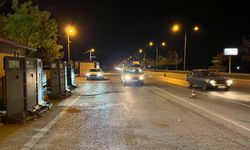 Uygulama noktasından kaçmaya çalışan aracın çarptığı polis yaralandı