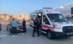 İki otomobil kavşakta çarpıştı: 1 yaralı!