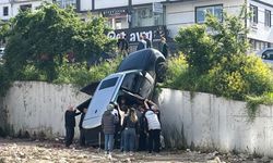 Feci olay... Lüks cipin istinat duvarından düşüp asılı kaldı!