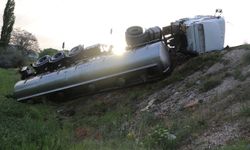 Yozgat’ta tır şarampole devrildi! Görevliler olay yerinde