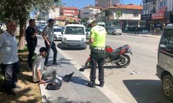Otomobille çarpışan motosiklet sürücüsü yaralandı