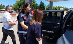 Evlilik vaadiyle altın aldırdılar… Tuvalette kıyafet değiştirip kaçtılar!