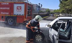 Seyir halindeki otomobil alev aldı