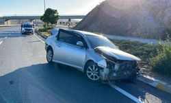 Sivas’ta feci kaza: Otomobil refüje çarptı, 2 kişi yaralandı