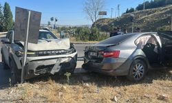 İki otomobil çarpıştı: 1’i çocuk 5 kişi yaralandı!
