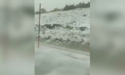 Dolu yağışı yolları beyaza bürüdü