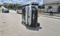 PTT aracı devrildi: 2 yaralı