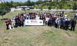 Yozgat Bozok Üniversitesi mezunları hatıra ormanında fidan dikti