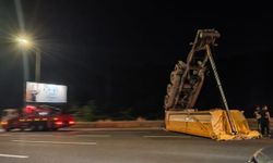 Kamyonun çarptığı tabela yola devrildi: Trafik kilitlendi