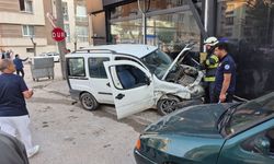 Kavşakta iki araç çarpıştı: 2 kişi yaralandı