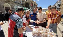 Yozgat’ta Çapanoğlu Camiinde vatandaşlara aşure ikramı
