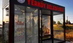 Yerköy’de otobüs durağının camı kırıldı